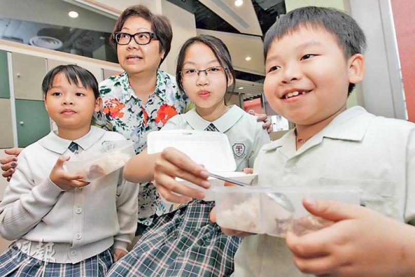 基隆茶餐廳東主曹德雪（左二）安排廚師烹煮飯菜送給社福機構，分發給因家長上班而要到社區中心做功課的小學生。阿美（右二）、阿欣（左一）及謙謙（右一）三姊弟雖很少與曹碰面，但知道每晚飯菜都由她提供，都樂於向她吐心聲。（李紹昌攝）曹德雪稱，看見露宿者由領飯時全無禮貌變成懂得講「唔該」，有人更願找工作重過新生，她都很有感觸。（李紹昌攝）