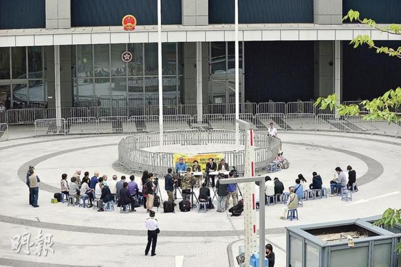 中港青社聯噚日喺政府總部舉行政制論壇，現場記者似多過市民，不過嘉賓4人照講足兩個鐘。（鄧宗弘攝）中港青社聯主席楊君豪（左）同副主席陳玉娥（右）噚日舉行政制論壇，講開勞工議題嘅前全國政協委員何世柱（中）一頭霧水，到場先問兩人其實論壇講乜。（鄧宗弘攝）
