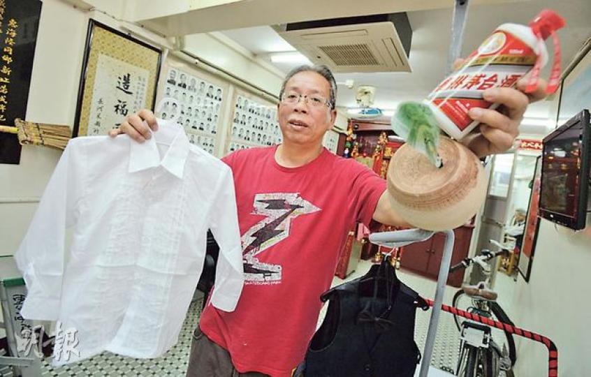 惠海陸同鄉會榮譽會長黃成就稱，該會仍在挑選飄色主題，但以諷刺前廉政專員湯顯明的主題呼聲最高。該會已為此花近2000元，購下湯顯明愛好的茅台酒，並預備了寓意庫房的瓦錢罌，連小朋友扮湯顯明所需要穿的西裝都準備就緒。（盧翊銘攝）