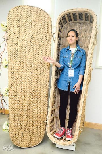 團體「環保生命」建議從東南亞引入用害草「水葫蘆」製作的棺材，減少砍伐樹木及縮短燃燒時間。（尹錦恩攝）