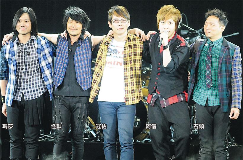 五月天感激歌迷一直不離不棄。(攝影:孫華中)劉德華扮演新聞主播很神似。(攝影:孫華中)阿信與歌迷作近距離接觸,立即令全場氣氛高漲。(攝影:孫華中) 五月天感激歌迷一直不離不棄。(攝影:孫華中)劉德華扮演新聞主播很神似。(攝影:孫華中)阿信與歌迷作近距離接觸,立即令全場氣氛高漲。(攝影:孫華中)