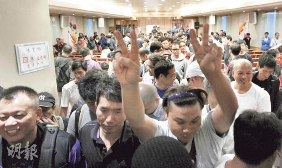 職工盟碼頭業職工會昨於灣仔一間教堂舉行會員大會，商討是否接納外判商9.8%的加薪方案，經過近兩小時會議，會上九成罷工工人接納方案，亦有工人認為加幅未達雙位數字，只能無奈接受。（李澤彤攝）職工盟秘書長李卓人昨日在禁制令聆訊後表示，裁決確立市民使用公共空間的權利。當時工人仍要考慮外判商的加薪方案，約兩小時後宣布接受，工潮告終。（鄧宗弘攝）