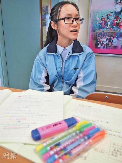 參與「惜書勵學」計劃的東華三院馬振玉紀念中學中一生茅同學表示，開學初期難適應不可用熒光筆、原珠筆等直接在課本畫下重點，但教師亦有給予更多時間讓同學另於筆記本上抄寫重點。她笑言，為師弟、師妹有乾淨書本循環使用，不介意多花工夫。（周婷攝）東華三院馬振玉紀念中學校長何世昌表示，該校初中有7個科目試行循環用書，若9月新學年中一新生參加計劃，家長將可節省一半、即約1500元買書費用。學校同時決定，試行計劃3年期間，相關科目不會轉用其他書。（周婷攝）