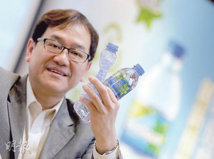 可口可樂公司大中華區創新及商業化事務技術總監歐陽榮表示，5月中推出的「植物樽」，三成原材料取自甘蔗渣，以代替石油，較傳統膠樽環保。（李澤彤攝）