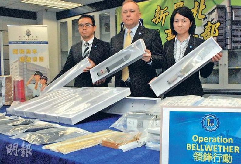 警方展開為期7個多月的卧底反黑行動中，最終拘捕60多人，並檢獲大批武器及一批毒品。（雲錦鋒攝）