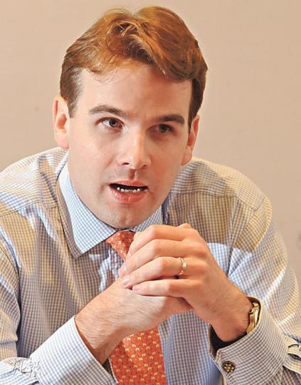 安本資產管理亞洲股票投資經理James Thom指印股去年下半年飈升，還得益於歐債危機紓緩及美國經濟企穩復蘇，今年年初雖然一度下跌，卻不代表印度改革的好消息已於股市出清。（劉焌陶攝）