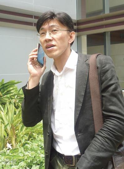 被告陳家豪（圖）昨急步離開法院，不斷向記者說：「你哋認錯人，你哋認錯人！」（何海棠攝）