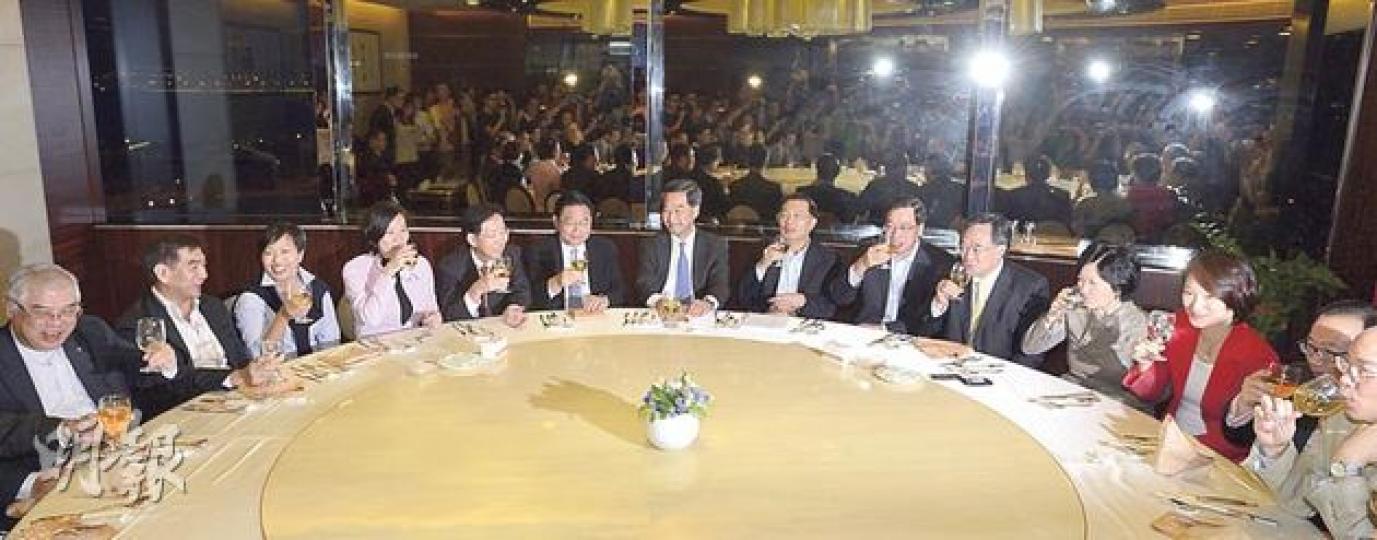 特首梁振英昨晚與建制派議員的定期飯局，談及立法會「拉布」問題。部分出席者包括﹕黃定光（左起）、鍾國斌、麥美娟、梁美芬、陳健波、林健鋒、梁振英、譚耀宗、梁君彥、盧偉國、葉劉淑儀、李慧琼、廖長江及馬逢國。（鄧宗弘攝）
