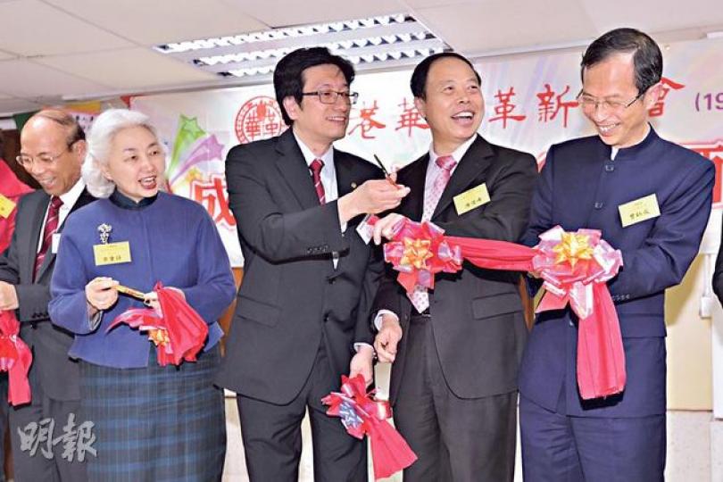 立法會主席曾鈺成（右一）昨為華革會成立64周年典禮剪綵時，因剪刀不夠鋒利，「剪布」不成，一臉尷尬。（鄧宗弘攝）