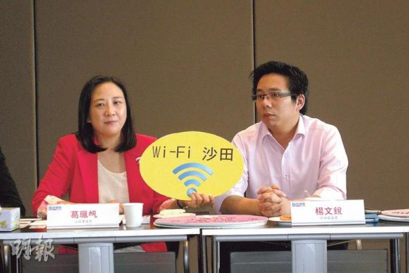 民建聯立法會議員葛珮帆（左）現正游說各政府部門，推動在沙田城門河提供免費Wi-Fi。右為沙田區議員楊文銳。（林景輝攝）