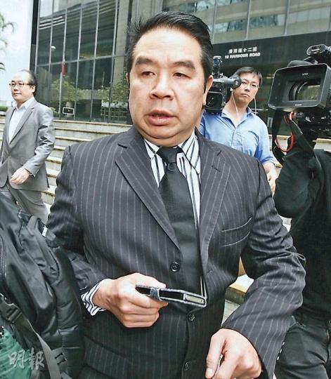 楊家誠（圖）涉洗黑錢案續審，他昨透過律師申請審訊期間不坐在犯人欄內，改為坐在律師旁閱讀文件，法官將稍後作決定。（李紹昌攝）