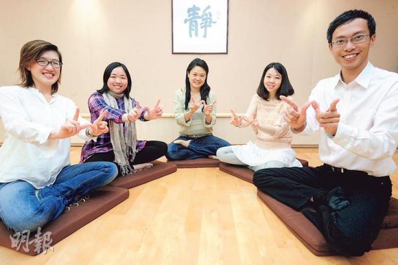 曾任職獵頭公司為國際金融公司覓人才的Maggie（左一），數年前遇見一行禪師後有所感悟，辭去高薪厚職到寺廟工作。城大講師Parry（右一）亦從一行禪師身上學會呼吸放鬆。（尹錦恩攝）