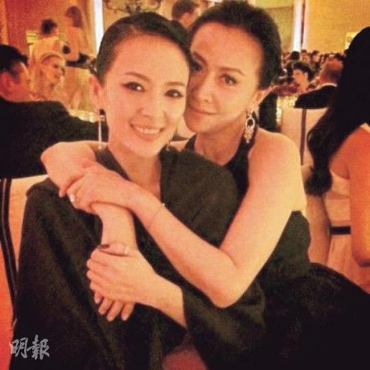 當一代宗師元配劉嘉玲遇上宮二章子怡,兩人更是惺惺相惜。(微博圖片)曾傳出與章子怡(右)不和的鄧文迪(中),邀請劉嘉玲一起家中作客,不和傳聞不攻自破。(微博圖片) 當一代宗師元配劉嘉玲遇上宮二章子怡,兩人更是惺惺相惜。(微博圖片)曾傳出與章子怡(右)不和的鄧文迪(中),邀請劉嘉玲一起家中作客,不和傳聞不攻自破。(微博圖片)