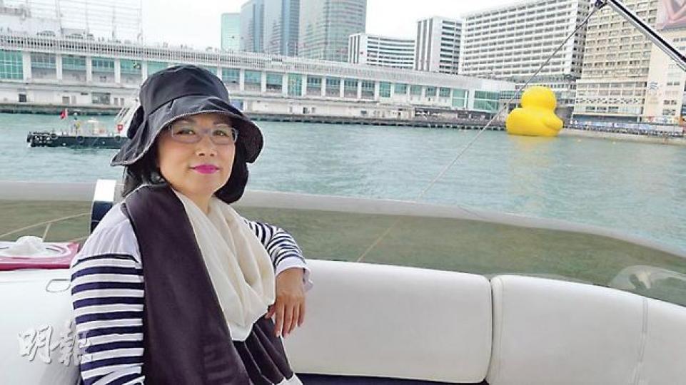 阿姐日前遊船河,途中還欣賞到Rubber Duck,但之後到了杭州被神秘女子嚇親。(微博圖片) 阿姐日前遊船河,途中還欣賞到Rubber Duck,但之後到了杭州被神秘女子嚇親。(微博圖片)