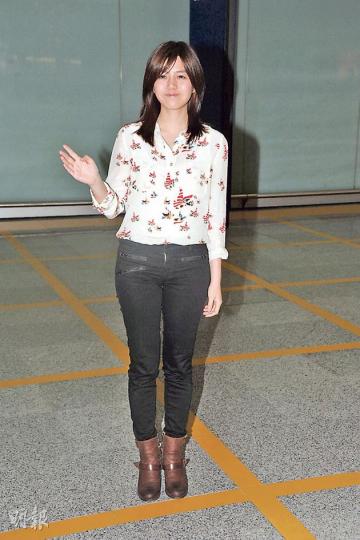 台灣女神陳妍希傍晚抵港,化淡妝仍被旅客認出。(攝影/記者﹕陳釗) 台灣女神陳妍希傍晚抵港,化淡妝仍被旅客認出。(攝影/記者﹕陳釗)
