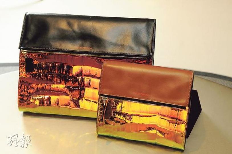 左:黑色彩金色皮革clutch$5,200;右:啡色彩金色皮革clutch$4,200(攝影:孫華中)左:裸色方形皮革手袋$7,900;右:黑色半圓形clutch $5,700(攝影:孫華中)左:銀色流蘇高跟涼鞋$6,000;右:黑色猄皮拼蛇紋高跟涼鞋$5,200(攝影:孫華中)左:裸色牛皮高跟涼鞋$5,100;右:玫瑰金色漆皮拼網面高跟鞋$6,600(攝影:孫華中) 左:黑色彩金色皮革clutch$5,200;右:啡色彩金色皮革clutch$4,200(攝影:孫華中)左:裸色方形皮革手袋$7,900;右:黑色半圓形clutch $5,700(攝影:孫華中)左:銀色流蘇高跟涼鞋$6,000;右:黑色猄皮拼蛇紋高跟涼鞋$5,200(攝影:孫華中)左:裸色牛皮高跟涼鞋$5,100;右:玫瑰金色漆皮拼網面高跟鞋$6,600(攝影:孫華中)