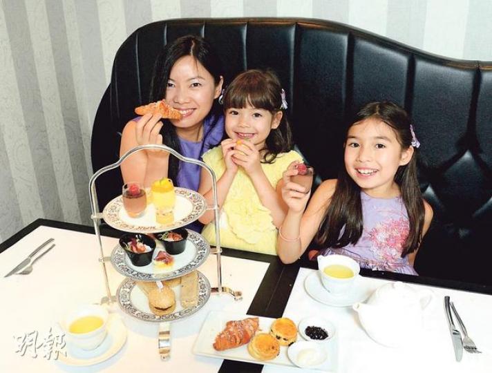 媽媽與女兒享用美味下午茶，為今個母親節增添好心情。圖為Le Salon Tea Set。（陳淑安攝）