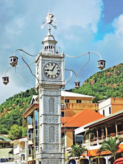 馬埃島首都維多利亞的地標鐘樓。（黃潔玲攝）塞舌爾人的笑容很好看，就像塞舌爾本身，充滿陽光。（黃潔玲攝）幾乎貼在海邊而建的Coral Strand Hotel，是馬埃島的熱門住宿。（黃潔玲攝）塞舌爾沒有工業，除了旅遊業，捕魚業是最大的經濟活動。圖為Sir Selwyn Selwyn-Clarke Market。（黃潔玲攝）九成塞舌爾人以信奉天主教為主，但也有少數印度人口，信奉印度教，而七彩繽紛的印度廟也成為維多利亞的景點。（黃潔玲攝）受過英國統治的塞舌爾，維多利亞跟香港一樣是右軚行車。（黃潔玲攝）