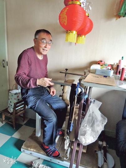 朱令父親吳承之(圖)向記者展示朱令的復康機器,他每天都會用這台機器為朱令鍛煉身體。(楊歡攝) 朱令父親吳承之(圖)向記者展示朱令的復康機器,他每天都會用這台機器為朱令鍛煉身體。(楊歡攝)