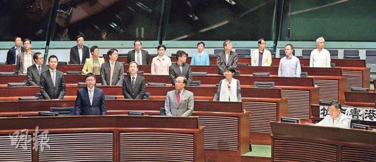 泛民立法會議員昨首次成功引用站立呈請方式,設立專責委員會跟進前廉政專員湯顯明事件。昨晨站立支持者有25人,另兩名泛民議員梁國雄及湯家驊不在會議廳。圖為部分議員。(盧翊銘攝) 泛民立法會議員昨首次成功引用站立呈請方式,設立專責委員會跟進前廉政專員湯顯明事件。昨晨站立支持者有25人,另兩名泛民議員梁國雄及湯家驊不在會議廳。圖為部分議員。(盧翊銘攝)