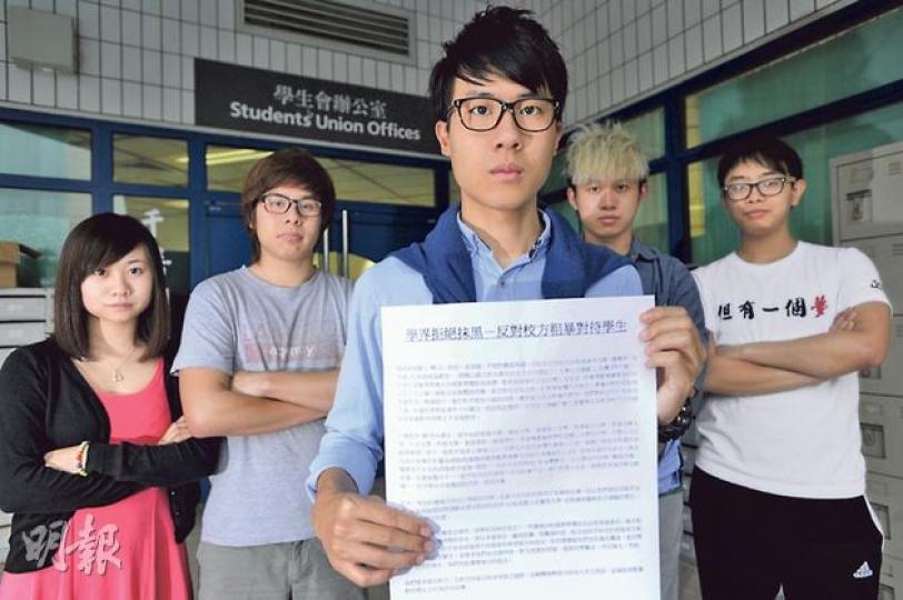目睹保安員抬走學生的城大學生會會長李浩賢(中)強調,無法容忍校方不合理對待學生,誓跟進校方及有關人等責任。另外4名城大生袁嘉蔚(左一)、陳浩樺(左二)、周錦培(右一)及李嘉健(右二),亦稱於典禮當日遭保安員暴力對待。(葉家豪攝)學生李嘉健指被保安人員拉扯時,擦傷左手及拉傷右手,並展示傷痕。(葉家豪攝) 目睹保安員抬走學生的城大學生會會長李浩賢(中)強調,無法容忍校方不合理對待學生,誓跟進校方及有關人等責任。另外4名城大生袁嘉蔚(左一)、陳浩樺(左二)、周錦培(右一)及李嘉健(右二),亦稱於典禮當日遭保安員暴力對待。(葉家豪攝)學生李嘉健指被保安人員拉扯時,擦傷左手及拉傷右手,並展示傷痕。(葉家豪攝)
