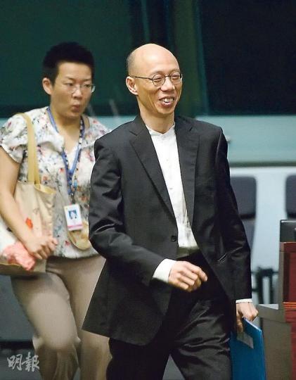 環境局長黃錦星因為「蝦碌」,噚日遲咗去立法會,搞到要休會等佢,圖為黃錦星其後匆匆趕到會議廳。(盧翊銘攝) 環境局長黃錦星因為「蝦碌」,噚日遲咗去立法會,搞到要休會等佢,圖為黃錦星其後匆匆趕到會議廳。(盧翊銘攝)