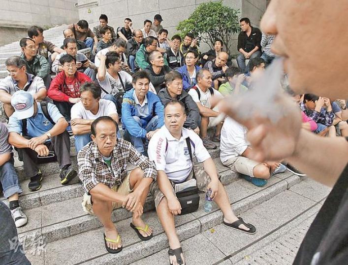 大批罷工碼頭工人將在今午返回碼頭復工,但部分因高寶結業而暫時失業的機手,仍會留守長江中心,直至所有工友找到工作才會正式復工。(李紹昌攝)長江中心外的示威道具至昨日仍未拆走,而工會將繼續監察工人復工情况,以防資方違反承諾或「秋後算帳」。(李紹昌攝) 大批罷工碼頭工人將在今午返回碼頭復工,但部分因高寶結業而暫時失業的機手,仍會留守長江中心,直至所有工友找到工作才會正式復工。(李紹昌攝)長江中心外的示威道具至昨日仍未拆走,而工會將繼續監察工人復工情况,以防資方違反承諾或「秋後算帳」。(李紹昌攝)
