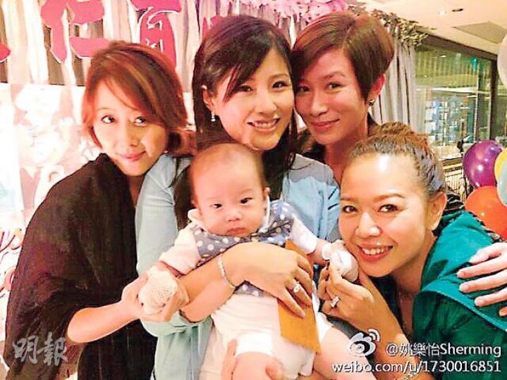周家蔚為兒子洪大仁前晚擺百日宴,她的好姊妹鍾麗淇(右一)、佘詩曼(右二)及姚樂怡(左)開心到賀。(微博圖片) 周家蔚為兒子洪大仁前晚擺百日宴,她的好姊妹鍾麗淇(右一)、佘詩曼(右二)及姚樂怡(左)開心到賀。(微博圖片)