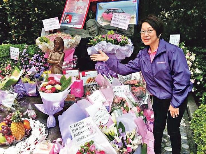 大批歌迷到鄧麗君台灣筠園墓前拜祭,車淑梅感受到大家對偶像之心永遠不變。(微博圖片) 大批歌迷到鄧麗君台灣筠園墓前拜祭,車淑梅感受到大家對偶像之心永遠不變。(微博圖片)