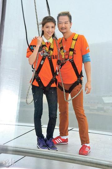 吳千語(左)與Rick Chin(右)昨日冒風雨挑戰Skywalk。(攝影/記者:陳釗) 吳千語(左)與Rick Chin(右)昨日冒風雨挑戰Skywalk。(攝影/記者:陳釗)