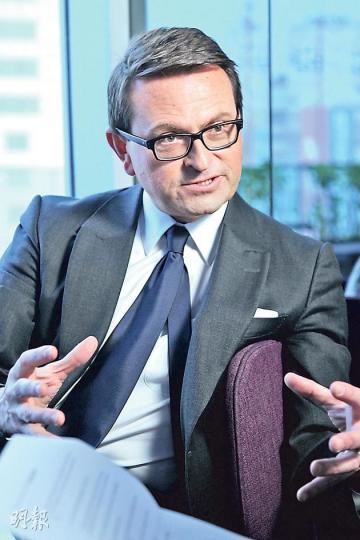 Christophe Mélard認為最能表現女士性感一面的鞋子是一雙最簡單的幼踭高跟鞋,最重要是能緊貼腳形以突顯雙腳線條,同時又穿得舒適,Sergio Rossi的高跟鞋就正好符合這些條件。(林俊源攝)Sergio Rossi一向給人的感覺都是注重女裝鞋履多一點,男裝皮鞋佔的比例只是女裝的一小部分。但在海港城的概念旗艦店就有專為男士而設的男裝鞋履區域,男士可以坐在沙發上慢慢試,比以往更重視男士市場。(林俊源攝) Christophe Mélard認為最能表現女士性感一面的鞋子是一雙最簡單的幼踭高跟鞋,最重要是能緊貼腳形以突顯雙腳線條,同時又穿得舒適,Sergio Rossi的高跟鞋就正好符合這些條件。(林俊源攝)Sergio Rossi一向給人的感覺都是注重女裝鞋履多一點,男裝皮鞋佔的比例只是女裝的一小部分。但在海港城的概念旗艦店就有專為男士而設的男裝鞋履區域,男士可以坐在沙發上慢慢試,比以往更重視男士市場。(林俊源攝)