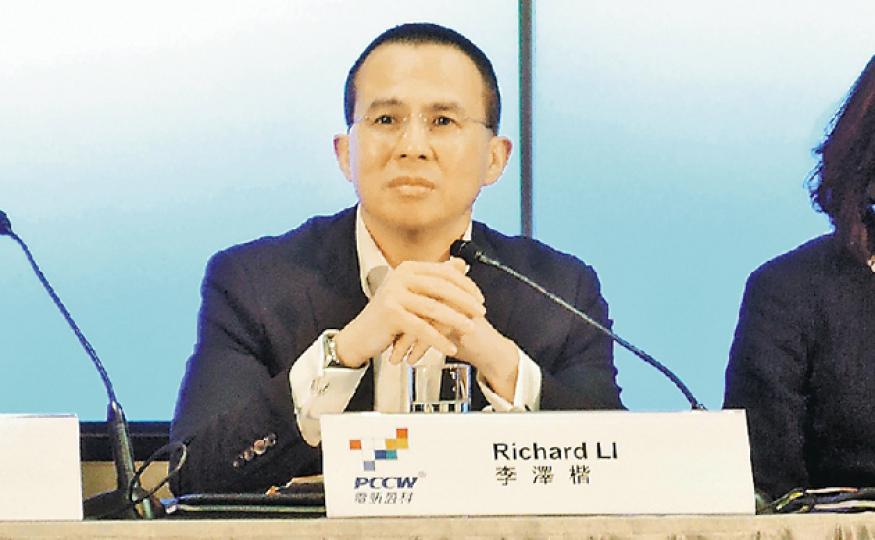 電盈主席李澤楷昨日在股東會上,罕有地引用佛偈形容集團業務發展理想,未知他是否與兄長、長和系副主席李澤鉅一樣,獲父親李嘉誠贈閱佛學書籍。(岑梽豪攝)(明報製圖) 電盈主席李澤楷昨日在股東會上,罕有地引用佛偈形容集團業務發展理想,未知他是否與兄長、長和系副主席李澤鉅一樣,獲父親李嘉誠贈閱佛學書籍。(岑梽豪攝)(明報製圖)