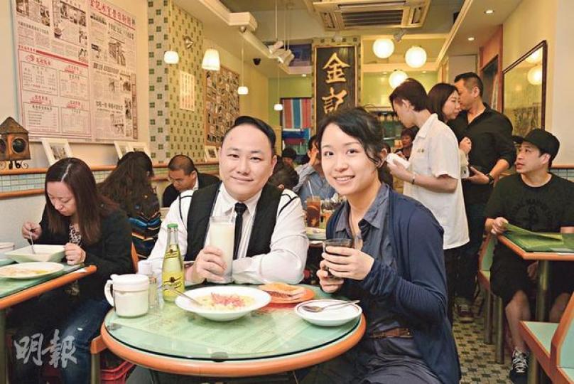 盛匯商機市場及推廣部經理李穎豐(左)、設計師梁卓君都希望,「金記冰室」與「諗起童年舊史」漫畫的合作,可以擦出火花。(陳淑安攝)金記冰室出品保持傳統茶餐廳的秘方和堅持,例如仍有提供牛肉茶(左)和滾水蛋(右)等懷舊食品。(陳淑安攝)「諗起童年舊史」已推出過一批產品,稍後還會推出和金記冰室合作的產品,送給後者粉絲。(陳淑安攝) 盛匯商機市場及推廣部經理李穎豐(左)、設計師梁卓君都希望,「金記冰室」與「諗起童年舊史」漫畫的合作,可以擦出火花。(陳淑安攝)金記冰室出品保持傳統茶餐廳的秘方和堅持,例如仍有提供牛肉茶(左)和滾水蛋(右)等懷舊食品。(陳淑安攝)「諗起童年舊史」已推出過一批產品,稍後還會推出和金記冰室合作的產品,送給後者粉絲。(陳淑安攝)