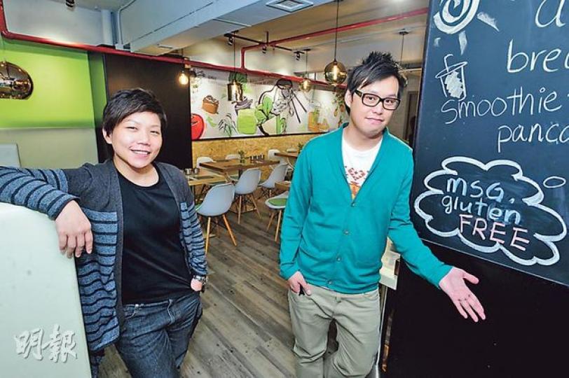 南記春卷粉麵執行董事魏子俊(右)、Chill Creative Company董事岑燕茵表示,新品牌Nam Kee H定位較中產,以少鹽、低脂、多菜、無味精為賣點。(尹錦恩攝)Nam Kee H店內除了有蔬果主題的壁畫之外,每張枱還有一小盆虎尾蘭,以營造綠色感覺。(尹錦恩攝) 南記春卷粉麵執行董事魏子俊(右)、Chill Creative Company董事岑燕茵表示,新品牌Nam Kee H定位較中產,以少鹽、低脂、多菜、無味精為賣點。(尹錦恩攝)Nam Kee H店內除了有蔬果主題的壁畫之外,每張枱還有一小盆虎尾蘭,以營造綠色感覺。(尹錦恩攝)