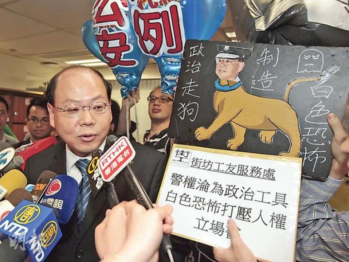 警務處長曾偉雄昨日出席葵青區議會會議前,多個泛民政黨在會場外示威,他們表示,不滿警方以兩年前的七一遊行為名,拘捕「佔領中環」運動義工陳玉峰,儼如「白色恐怖」。(郭慶輝攝)警務處長曾偉雄進入區議會會議室期間,有示威者將自製的垃圾袋拋向他身旁,批評警方執法。(郭慶輝攝) 警務處長曾偉雄昨日出席葵青區議會會議前,多個泛民政黨在會場外示威,他們表示,不滿警方以兩年前的七一遊行為名,拘捕「佔領中環」運動義工陳玉峰,儼如「白色恐怖」。(郭慶輝攝)警務處長曾偉雄進入區議會會議室期間,有示威者將自製的垃圾袋拋向他身旁,批評警方執法。(郭慶輝攝)