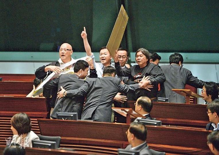 特首梁振英在答問大會開場白中特別批評拉布行動,4名拉布議員包括社民連梁國雄(舉牌者)、人民力量陳志全(舉手者)、陳偉業(後左)及黃毓民隨即高呼抗議,最終被主席曾鈺成趕出會議廳。(盧翊銘攝) 特首梁振英在答問大會開場白中特別批評拉布行動,4名拉布議員包括社民連梁國雄(舉牌者)、人民力量陳志全(舉手者)、陳偉業(後左)及黃毓民隨即高呼抗議,最終被主席曾鈺成趕出會議廳。(盧翊銘攝)