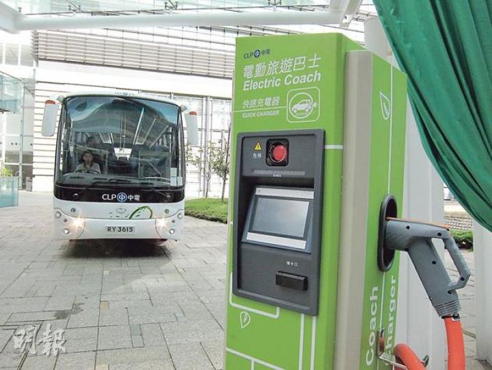 中電新購入的電動旅遊巴需要使用專用快速充電設施(圖)。中電自行建造的6個快速充電站,只可以為電動私家車充電。(馬耀森攝) 中電新購入的電動旅遊巴需要使用專用快速充電設施(圖)。中電自行建造的6個快速充電站,只可以為電動私家車充電。(馬耀森攝)