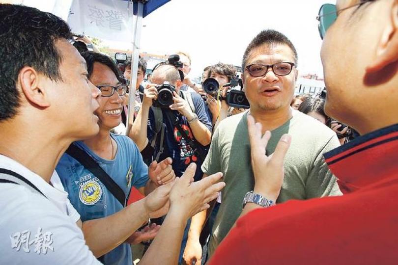 外判商永豐負責人黃志德(右二)昨首度進入碼頭外的工會「陣地」,解釋重返碼頭的安排,強調不會裁走任何員工。(李紹昌攝) 外判商永豐負責人黃志德(右二)昨首度進入碼頭外的工會「陣地」,解釋重返碼頭的安排,強調不會裁走任何員工。(李紹昌攝)
