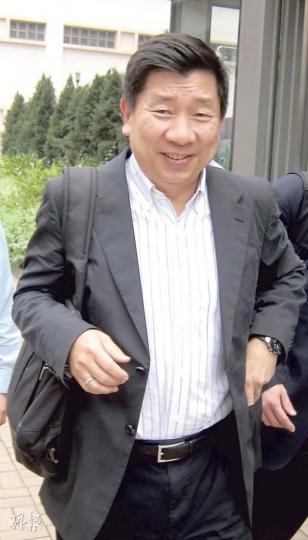 施熙禮(圖)去年駕駛價值逾300萬元的法拉利跑車,在北角衝燈釀成車禍,該車登記車主為瑞銀集團香港分行行政總裁,即其妻子施許怡敏。(林綺琪攝) 施熙禮(圖)去年駕駛價值逾300萬元的法拉利跑車,在北角衝燈釀成車禍,該車登記車主為瑞銀集團香港分行行政總裁,即其妻子施許怡敏。(林綺琪攝)