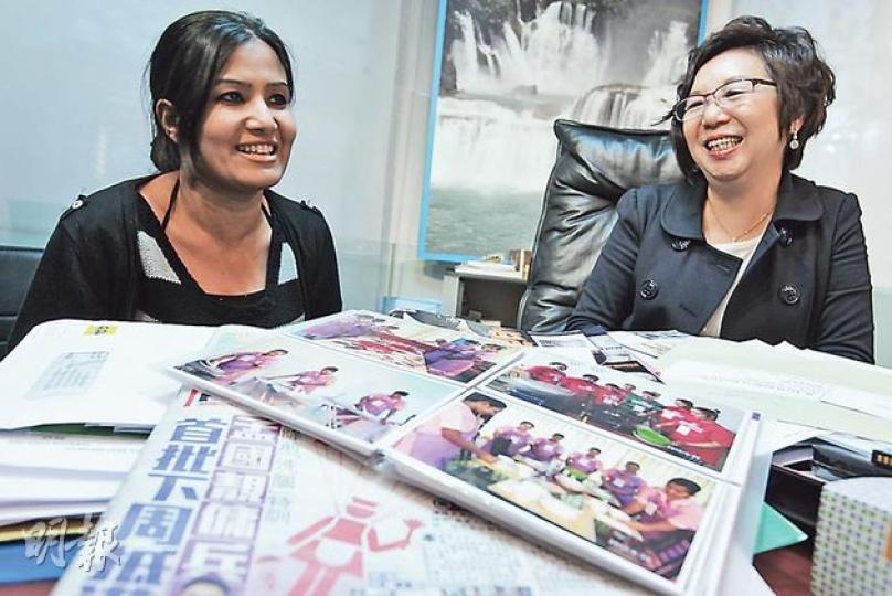 外傭中介公司得成僱傭董事總經理廖翠蘭(右)表示,孟加拉女傭到港工作前,已預告僱主,孟傭有如白紙一張,提醒僱主不要太苛刻;而為應付孟傭來港後可能遇上的困難或與僱主之間糾紛,公司專門聘請嫁予港人多年的孟籍婦女Dolon(左)處理孟傭在港事宜。(郭慶輝攝)(明報製圖) 外傭中介公司得成僱傭董事總經理廖翠蘭(右)表示,孟加拉女傭到港工作前,已預告僱主,孟傭有如白紙一張,提醒僱主不要太苛刻;而為應付孟傭來港後可能遇上的困難或與僱主之間糾紛,公司專門聘請嫁予港人多年的孟籍婦女Dolon(左)處理孟傭在港事宜。(郭慶輝攝)(明報製圖)