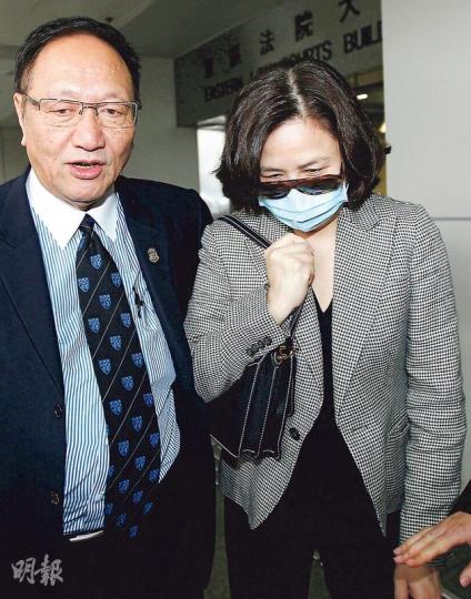 辯方律師求情時透露，被告戴慧娟（右）現時與年長母親同住，需要照顧母親。（李紹昌攝）
