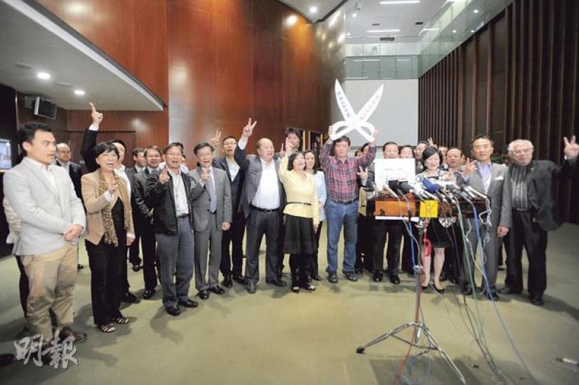30多名建制派議員昨日在立法會會議期間，有組織地操到會議廳外見記者，並即席聯署信件，要求立會主席曾鈺成剪布。（葉家豪攝） 立法會主席曾鈺成昨晚會見拉布議員，他會後未回應會否剪布。（尹錦恩攝） 立法會昨上午繼續拉布會議，社民連主席梁國雄昨會見財政司長曾俊華，會後稱會繼續抗爭。（盧翊銘攝）
