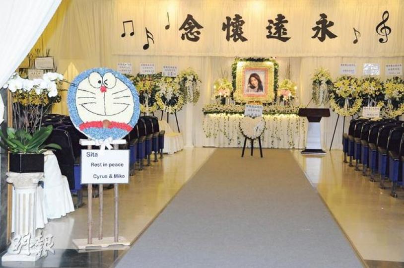陳僖儀的靈堂佈置簡潔,並放有她喜愛的多啦A夢紙板公仔。(攝影:孫華中) 陳僖儀靈堂上的遺照笑容燦爛,她的笑容永遠留在大家心中。(攝影:孫華中) 陳父寫上留言,女兒陳僖儀是他的驕傲。(攝影:孫華中) 陳僖儀父母白頭人送黑頭人,燒祭品給愛女後返回靈堂,他們均戴上口罩。(攝影:孫華中) 陳僖儀胞妹難忘與姐姐相處的20年。(攝影:孫華中) 陳僖儀母親對愛女離世感到痛心,難以接受。(攝影:孫華中) 黃柏高永遠懷念與陳僖儀相處的點滴。(攝影:孫華中) (攝影:孫華中) 唱片公司為熱愛唱歌的陳僖儀推出紀念專輯 陳僖儀的靈堂佈置簡潔,並放有她喜愛的多啦A夢紙板公仔。(攝影:孫華中) 陳僖儀靈堂上的遺照笑容燦爛,她的笑容永遠留在大家心中。(攝影:孫華中) 陳父寫上留言,女兒陳僖儀是他的驕傲。(攝影:孫華中) 陳僖儀父母白頭人送黑頭人,燒祭品給愛女後返回靈堂,他們均戴上口罩。(攝影:孫華中) 陳僖儀胞妹難忘與姐姐相處的20年。(攝影:孫華中) 陳僖儀母親對愛女離世感到痛心,難以接受。(攝影:孫華中) 黃柏高永遠懷念與陳僖儀相處的點滴。(攝影:孫華中) (攝影:孫華中) 唱片公司為熱愛唱歌的陳僖儀推出紀念專輯