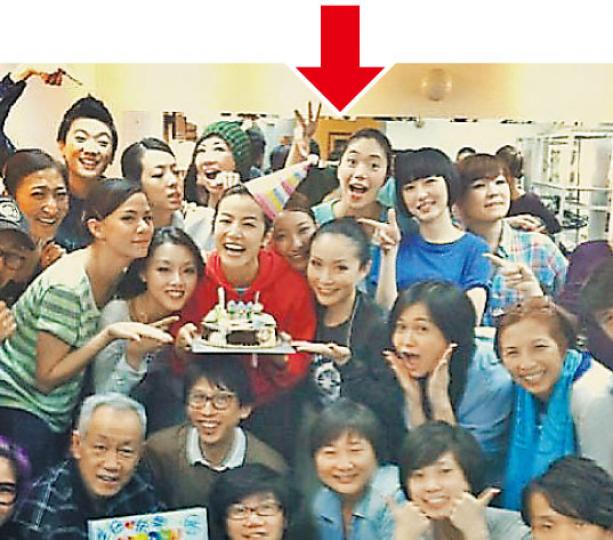 何韻詩前晚完騷後,在後台與一班好友切蛋糕慶祝36歲生日,緋聞女友鄧九雲(箭嘴示)在阿詩身後開心影合照。(微博圖片) 何韻詩前晚完騷後,在後台與一班好友切蛋糕慶祝36歲生日,緋聞女友鄧九雲(箭嘴示)在阿詩身後開心影合照。(微博圖片)