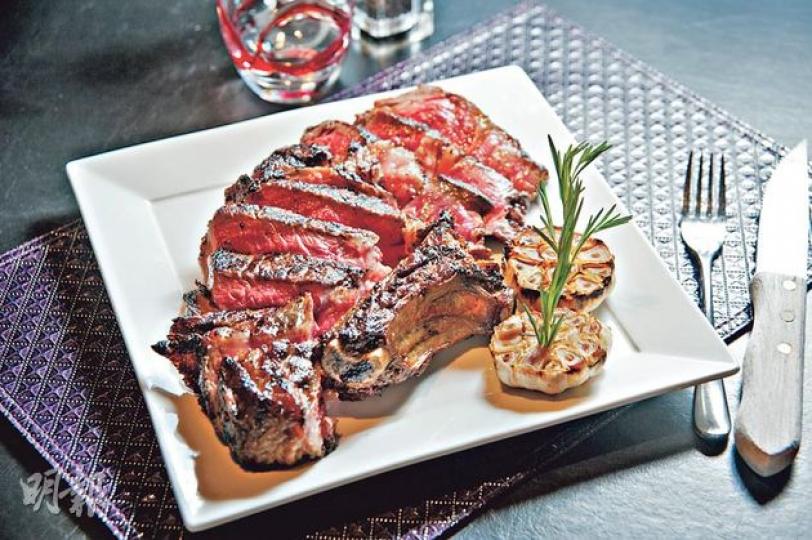 Prime級O.P. Rib帶骨肉眼（$1080/1kg，Strip House by Harlan Goldstein）（黃志東攝） Prime級美國帶骨牛扒（$1128/36安士，Steik World Meats）（黃志東攝） 美國Prime級牛扒的特點是脂肪紋理均勻、有骨骼支撐外形堅挺。（黃志東攝） 行政總廚Brian Moore（黃志東攝） 自家乾式熟成櫃，溫度設為0℃至4℃，濕度約在40%至50%之間，以確保牛扒在穩定的環境中熟成，使其「味力」發揮到極致。（黃志東攝） （明報製圖）