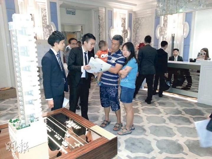 信置九龍城The Avery設於奧海城商場的展銷廳(左圖)昨重開,睇樓氣氛一般。昨天新盤市場成交不多,當中何文田DUNBAR PLACE售出12樓B室,作價2374.3萬元,單位實用面積1208方呎,呎價1.96萬元。(林可為攝) 信置九龍城The Avery設於奧海城商場的展銷廳(左圖)昨重開,睇樓氣氛一般。昨天新盤市場成交不多,當中何文田DUNBAR PLACE售出12樓B室,作價2374.3萬元,單位實用面積1208方呎,呎價1.96萬元。(林可為攝)