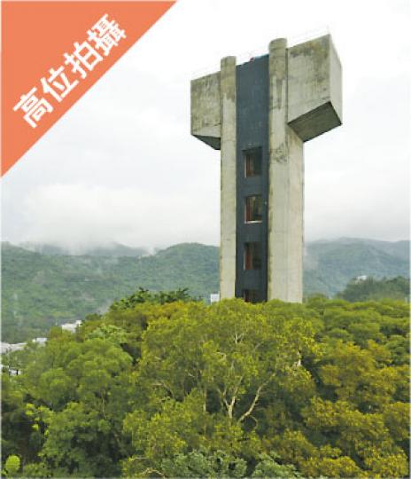 要近距離清楚看到水塔大部分塔身,要在新亞書院的建築物高位,照片在水塔旁的樂群館高位拍攝。(余俊亮攝) 要近距離清楚看到水塔大部分塔身,要在新亞書院的建築物高位,照片在水塔旁的樂群館高位拍攝。(余俊亮攝)