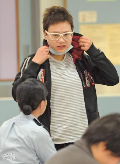 富家女遇襲受傷後,由女警陪同送院檢驗。(蔡方山攝) 富家女遇襲受傷後,由女警陪同送院檢驗。(蔡方山攝)