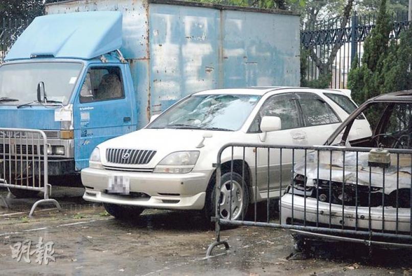 被探員擎槍截停的涉嫌販毒私家車(白色),事後扣留在八鄉警署等候調查。(伍浦鋒攝) 被探員擎槍截停的涉嫌販毒私家車(白色),事後扣留在八鄉警署等候調查。(伍浦鋒攝)