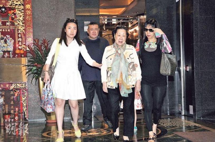 甘比一馬當先扶着大劉母親。(攝影/記者:梁迺楠)大劉拖着女兒秀樺離開飯堂。(攝影/記者:梁迺楠) 甘比一馬當先扶着大劉母親。(攝影/記者:梁迺楠)大劉拖着女兒秀樺離開飯堂。(攝影/記者:梁迺楠)